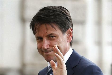 Conte studia M5S: progetto in una settimana. Resta nodo Rousseau