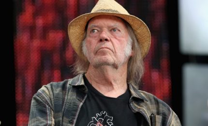 Neil Young, nuova versione di 'Shut it down' per il coronavirus