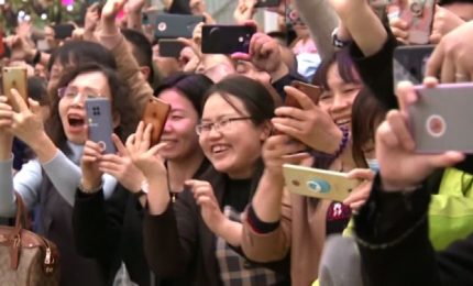 Le attività ripartono e una folla applaude il presidente cinese