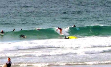 In Australia riapre Bondi Beach, centinaia di surfisti sulle onde
