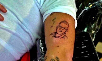 Si fa tatuare volto dell'epidemiologo della Svezia sul braccio