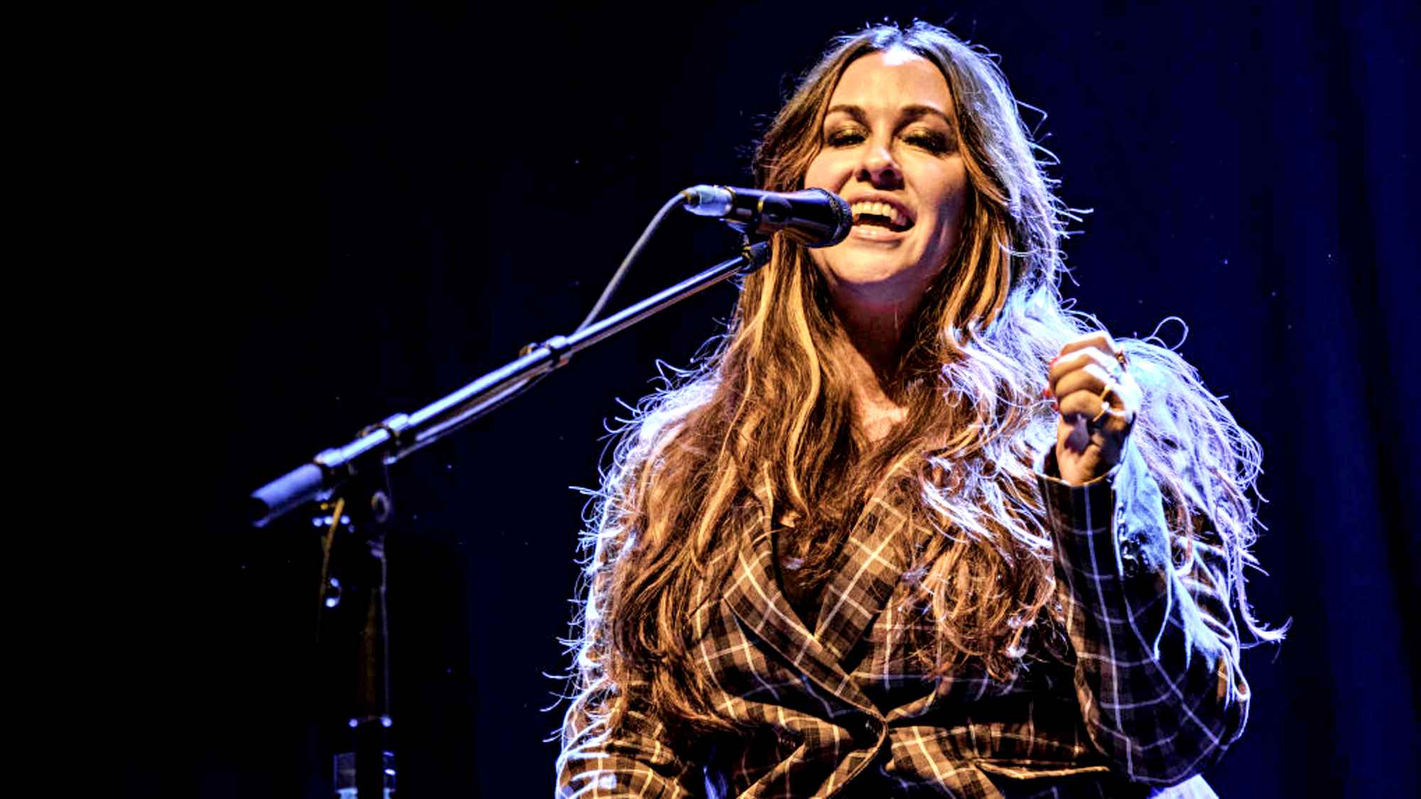 La denuncia della Morissette: “Serve #Me Too anche nella musica”