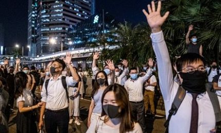 Hong Kong, polizia spara lacrimogeni contro manifestanti