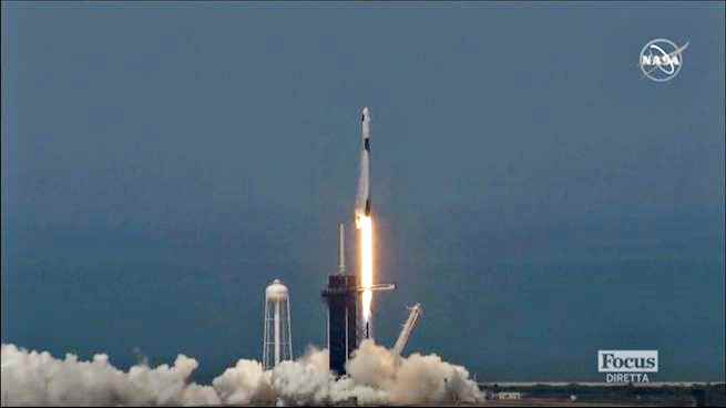 Partita la Crew Dragon di Elon Musk, inizia l'Era dei voli commerciali