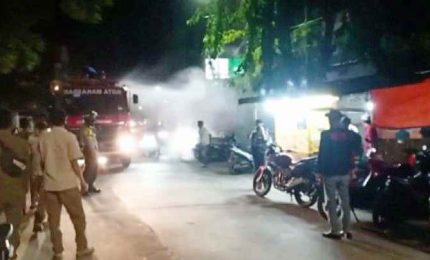 In Indonesia cannoni d'acqua contro chi viola il lockdown