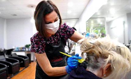A Milano riaprono parrucchieri: severe misure di sicurezza