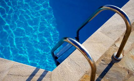 Bimbo di 4 anni muore annegato in piscina nel Napoletano