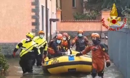 Pompieri evacuano con canotto famiglie da stabile nel Milanese