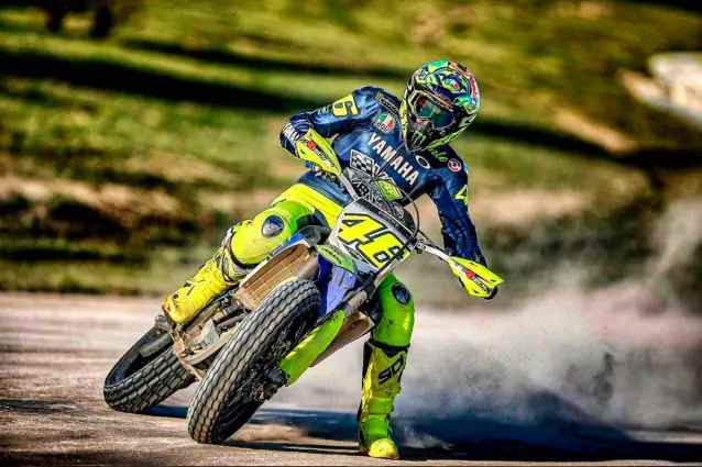 Valentino Rossi torna in pista, show con una moto da cross