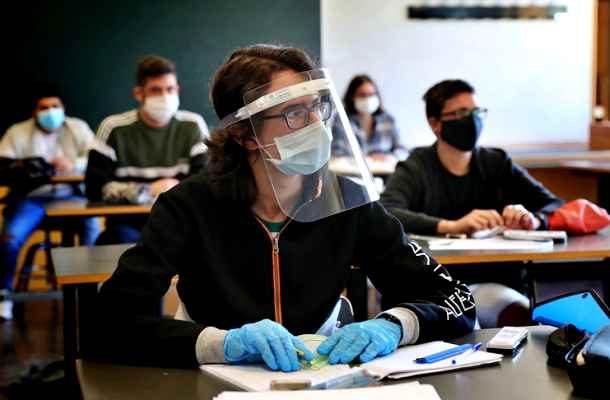 A settembre si torna a scuola tra i banchi. Ma vertice non scioglie nodi