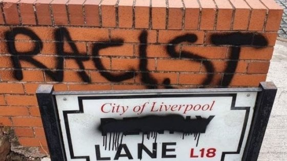 Targa Penny Lane a Liverpool imbrattata con la scritta `razzista`