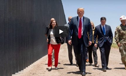 Trump visita il muro al confine con Messico: ha fermato il Covid