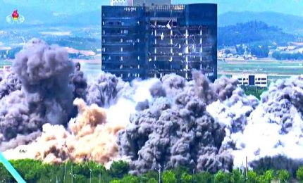 Nord Corea, la tv di Stato mostra esplosione ufficio collegamento