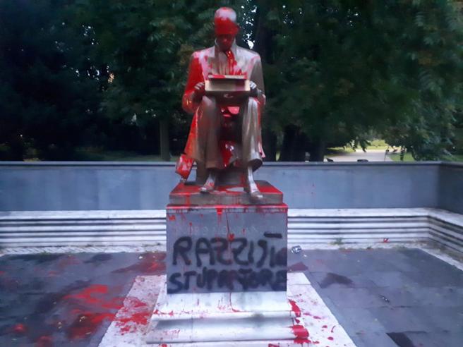 Milano, imbrattata la statua di Indro Montanelli