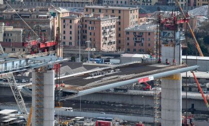 La prima auto sul nuovo ponte di Genova, a bordo c'è Salini