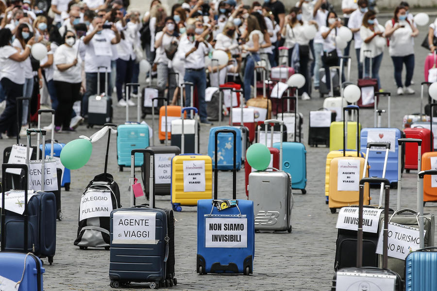 Agenzie di viaggio e tour operator in piazza a Roma: “Il governo ci aiuti”
