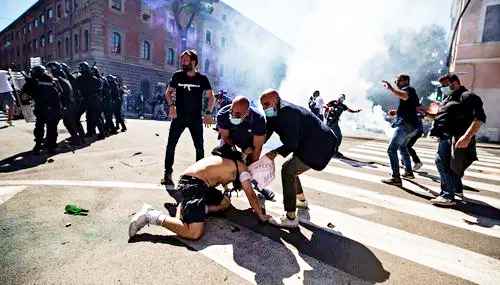 La protesta degli ultrà e Forza nuova, tafferugli e arresti al Circo Massimo