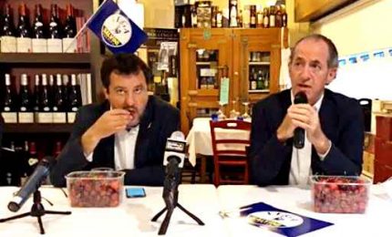 Salvini mangia le ciliegie mentre Zaia parla dei bambini morti