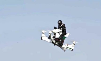 A Dubai si schianta una moto volante della Polizia