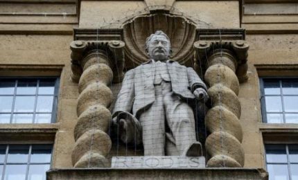 A Oxford cade la statua di Cecil Rhodes, fondatore della Rhodesia