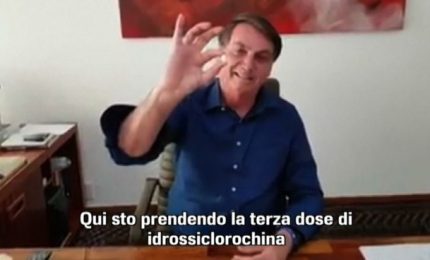 Bolsonaro prende l'idrossiclorochina e dice che per lui funziona