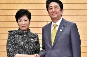 Yuriko Koike e Shinzo Abe