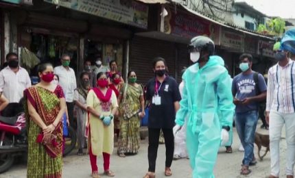 "Smart helmet" nello slum di Mumbai per individuare i positivi