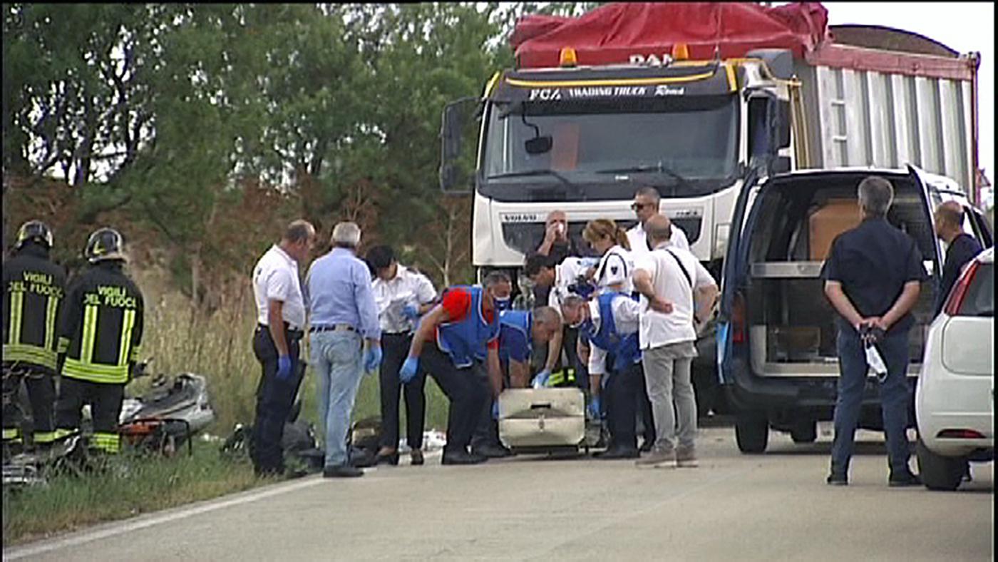 Auto contro Tir ad Altamura, sterminata una famiglia di 4 persone