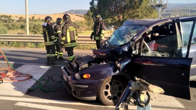 Un morto e tre feriti per incidente tra auto e Tir su Statale Jonica