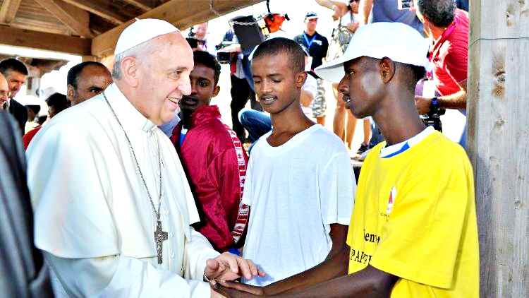 Il Papa: “inferno” Libia, il lager per migranti. “Ora basta versioni distillate”