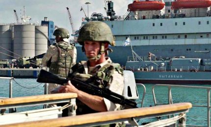 Siria, parata di navi da guerra e caccia russi al porto di Tartus