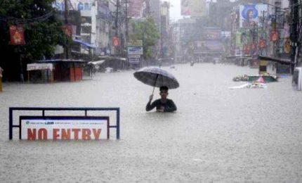 Alluvioni in India e Nepal, 200 morti e milioni di sfollati