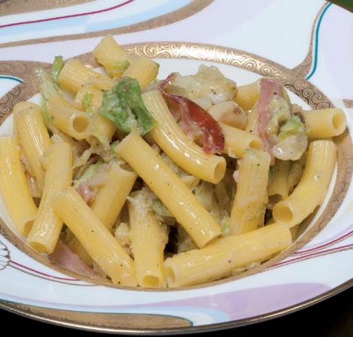 Pasta con scamorza e pancetta, primo piatto dal gusto robusto