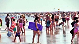 Spiaggia-super-affollata-e-senza-mascherine-nel-New-Hampshire