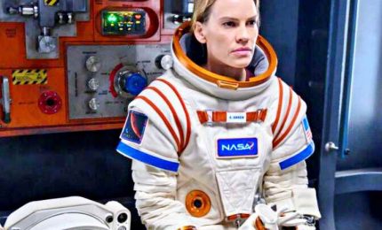 Hilary Swank astronauta nella serie Netflix "Away"