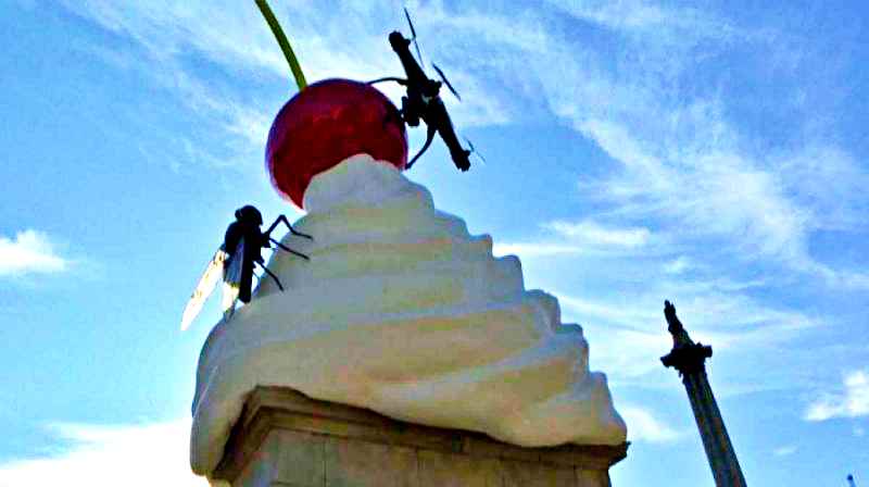 A Trafalgar Square l’opera “The End”, con una ciliegia gigante