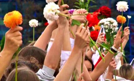 Vestite di bianco e con i fiori, le donne manifestano a Minsk