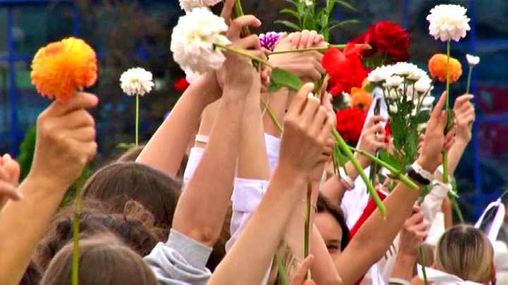 Vestite di bianco e con i fiori, le donne manifestano a Minsk