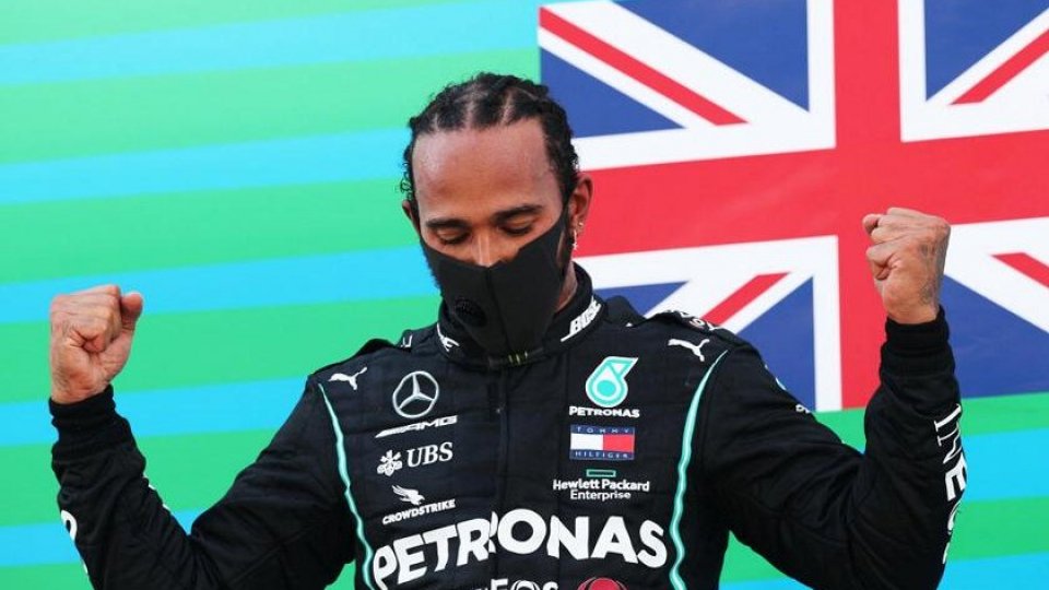 Caos pioggia, la spunta Hamilton e Verstappen 2°