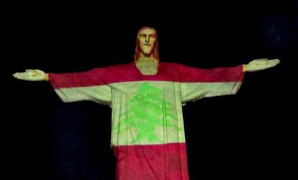 La bandiera del Libano proiettata sul Cristo Redentore a Rio