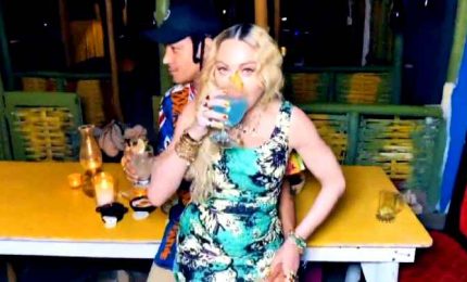 Marijuana a gogo e zero mascherine: party in Giamaica per Madonna