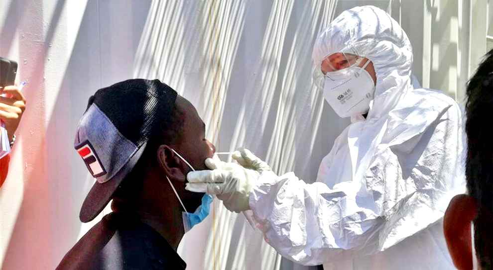 Coronavirus, contagiati tornano sotto mille (ma calano tamponi). Allarme migranti