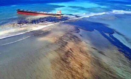 Mauritius a rischio disastro ambientale, una nave perde petrolio