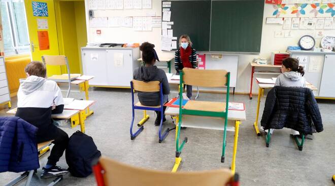 De Bertoldi: interrogazione Azzolina su appalto banchi di scuola