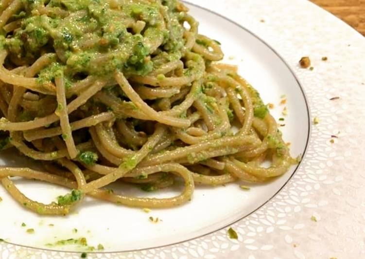 Spaghetti di farro con zucchine e pesto, primo fresco e leggero