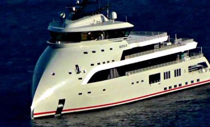 A Capri arriva "Olivia O", lo yacht di lusso con prua capovolta