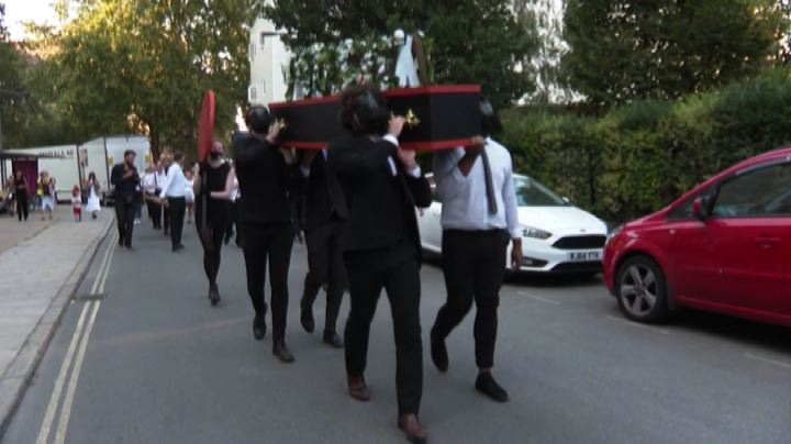 A Londra un finto funerale per promuovere la musica live