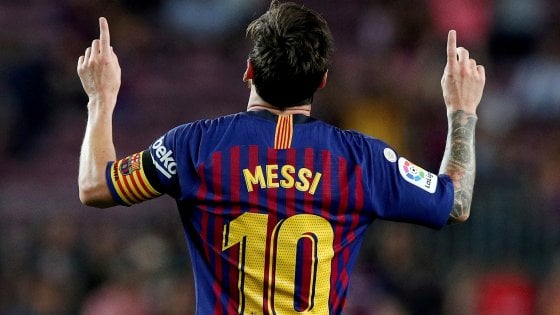 Messi al Barcellona, quinquennale a stipendio dimezzato