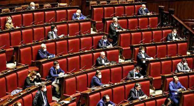 Via libera della Camera a fiducia su decreto Agosto