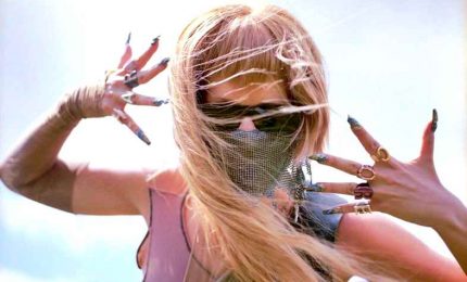 Myss Keta neo-amazzone post-punk nel video di "Giovanna Hardcore"